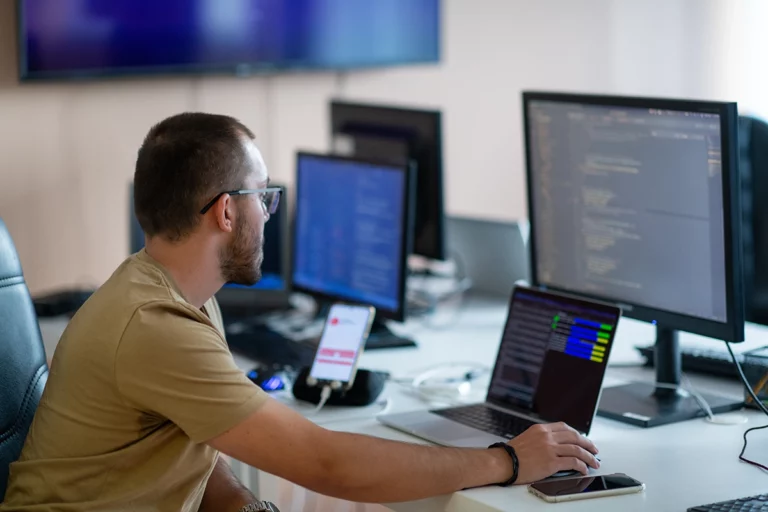 Technicien surveillant les applications