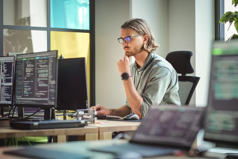 Technicien devant son ordinateur